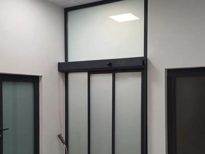 Uși glisante automate
